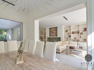 Gran Casa / Residencia 5 ambientes en Venta - Barrio Parque