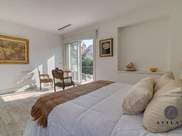 Gran Casa / Residencia 5 ambientes en Venta - Barrio Parque