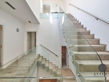 Gran Casa / Residencia 5 ambientes en Venta - Barrio Parque