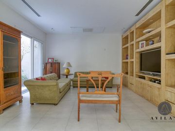 Gran Casa / Residencia 5 ambientes en Venta - Barrio Parque