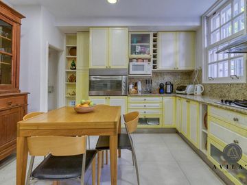 Gran Casa / Residencia 5 ambientes en Venta - Barrio Parque