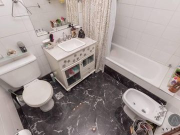 SIN EXPENSAS. Ph tipo casa de 5 ambientes con terraza y dependencia a la venta en Caballito