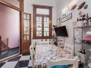 SIN EXPENSAS. Ph tipo casa de 5 ambientes con terraza y dependencia a la venta en Caballito