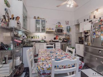 SIN EXPENSAS. Ph tipo casa de 5 ambientes con terraza y dependencia a la venta en Caballito