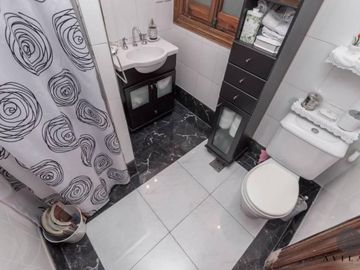 SIN EXPENSAS. Ph tipo casa de 5 ambientes con terraza y dependencia a la venta en Caballito