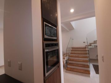 Vive la Elegancia y Comodidad en el Corazón del Querétaro Moderno, Casa en Venta.
