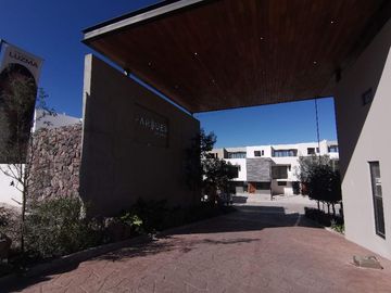 Vive la Elegancia y Comodidad en el Corazón del Querétaro Moderno, Casa en Venta.