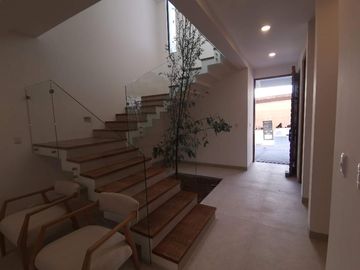 Vive la Elegancia y Comodidad en el Corazón del Querétaro Moderno, Casa en Venta.