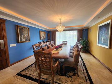 DE VENTA CASA DE LUJO CON 740m2 DE CONSTRUC. HABITABLES | 2.500 M2 TERRENO | 4 HABITAC. | CUMBAYA