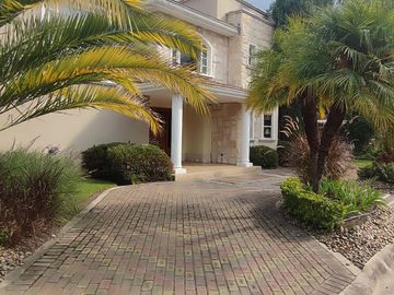 DE VENTA CASA DE LUJO CON 740m2 DE CONSTRUC. HABITABLES | 2.500 M2 TERRENO | 4 HABITAC. | CUMBAYA