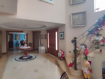 DE VENTA CASA DE LUJO CON 740m2 DE CONSTRUC. HABITABLES | 2.500 M2 TERRENO | 4 HABITAC. | CUMBAYA