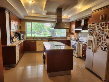 DE VENTA CASA DE LUJO CON 740m2 DE CONSTRUC. HABITABLES | 2.500 M2 TERRENO | 4 HABITAC. | CUMBAYA