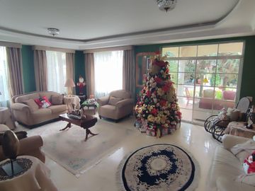 DE VENTA CASA DE LUJO CON 740m2 DE CONSTRUC. HABITABLES | 2.500 M2 TERRENO | 4 HABITAC. | CUMBAYA