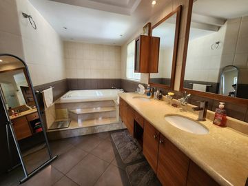 DE VENTA CASA DE LUJO CON 740m2 DE CONSTRUC. HABITABLES | 2.500 M2 TERRENO | 4 HABITAC. | CUMBAYA