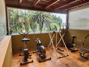 DE VENTA CASA DE LUJO CON 740m2 DE CONSTRUC. HABITABLES | 2.500 M2 TERRENO | 4 HABITAC. | CUMBAYA