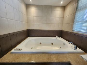DE VENTA CASA DE LUJO CON 740m2 DE CONSTRUC. HABITABLES | 2.500 M2 TERRENO | 4 HABITAC. | CUMBAYA