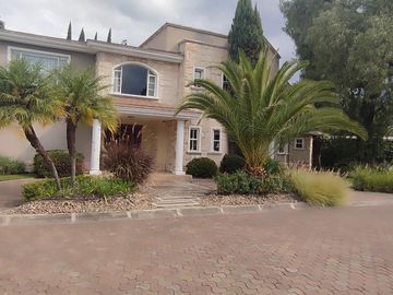 DE VENTA CASA DE LUJO CON 740m2 DE CONSTRUC. HABITABLES | 2.500 M2 TERRENO | 4 HABITAC. | CUMBAYA
