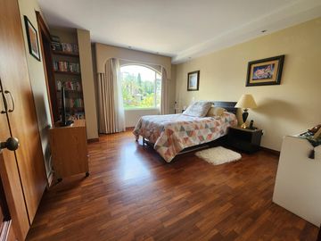 DE VENTA CASA DE LUJO CON 740m2 DE CONSTRUC. HABITABLES | 2.500 M2 TERRENO | 4 HABITAC. | CUMBAYA