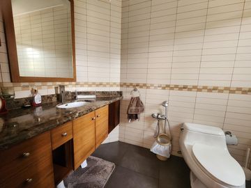 DE VENTA CASA DE LUJO CON 740m2 DE CONSTRUC. HABITABLES | 2.500 M2 TERRENO | 4 HABITAC. | CUMBAYA