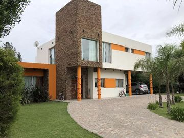 Casa en venta - 4 Dormitorios 3 Baños - Cocheras - 1.100Mts2 - Presidente Perón