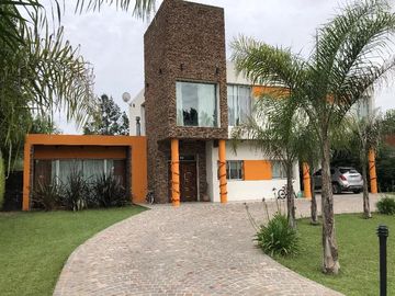 Casa en venta - 4 Dormitorios 3 Baños - Cocheras - 1.100Mts2 - Presidente Perón