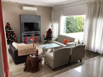 Casa en venta - 4 Dormitorios 3 Baños - Cocheras - 1.100Mts2 - Presidente Perón