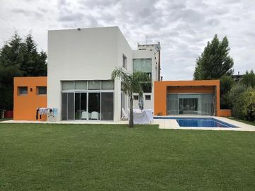 Casa en venta - 4 Dormitorios 3 Baños - Cocheras - 1.100Mts2 - Presidente Perón