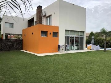 Casa en venta - 4 Dormitorios 3 Baños - Cocheras - 1.100Mts2 - Presidente Perón
