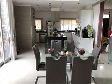 Casa en venta - 4 Dormitorios 3 Baños - Cocheras - 1.100Mts2 - Presidente Perón