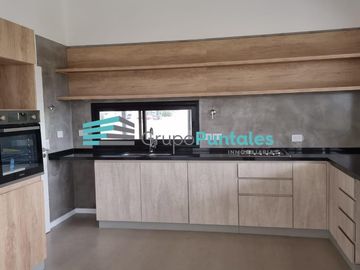 Propiedad a Estrenar a la Venta en Lagos de Canning sobre lote de 600m2 interno con excelente orientación de sol