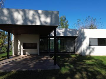 Casa a estrenar de 3 dormitorios en Estancia la Rinconada