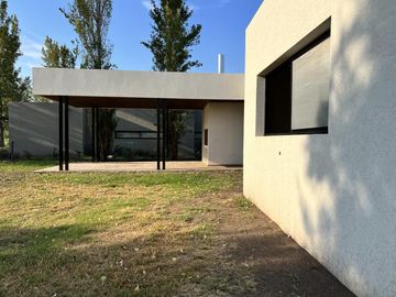 Casa a estrenar de 3 dormitorios en Estancia la Rinconada