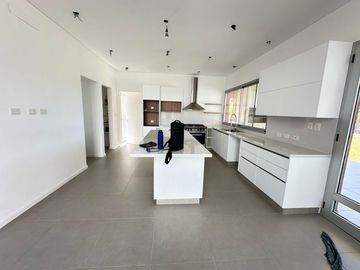 Casa Al Río En Venta - Barrio San Juan, Villanueva, Tigre