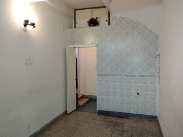 Amplia casa en  venta en Ramón Falcón 3300, Flores
