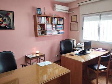 Amplia casa en  venta en Ramón Falcón 3300, Flores