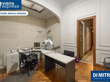 Un PH unico, con mas de 10 ambientes para aprovechar cada espacio! Visitalo Express HOY mismo!