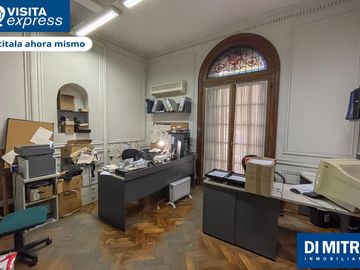 Un PH unico, con mas de 10 ambientes para aprovechar cada espacio! Visitalo Express HOY mismo!