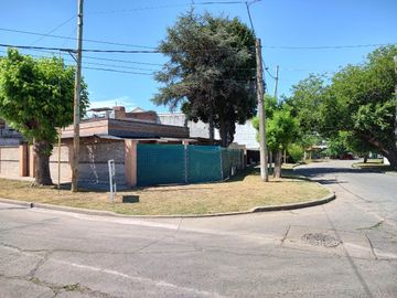 Casa en venta - 2 Dormitorios 1 Baño - Cochera - 313Mts2 - Villa Santos Tesei