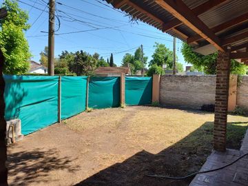 Casa en venta - 2 Dormitorios 1 Baño - Cochera - 313Mts2 - Villa Santos Tesei