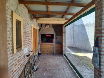Casa en venta - 2 Dormitorios 1 Baño - Cochera - 313Mts2 - Villa Santos Tesei