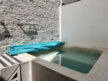 ENCANTADOR DEPARTAMENTO DE UNA RECÁMARA CON PATIO Y JACUZZI, EXCELENTE UBICACIÓN