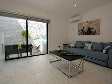 ENCANTADOR DEPARTAMENTO DE UNA RECÁMARA CON PATIO Y JACUZZI, EXCELENTE UBICACIÓN