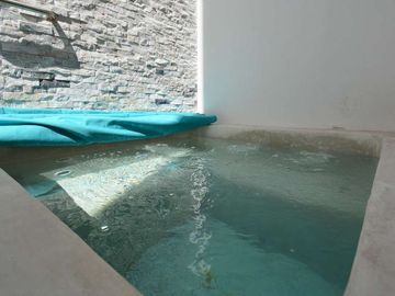 ENCANTADOR DEPARTAMENTO DE UNA RECÁMARA CON PATIO Y JACUZZI, EXCELENTE UBICACIÓN