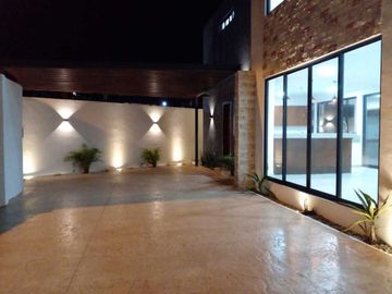 En Venta casa de 2 plantas en Fracc. Altabrisa, 3 rec, alberca