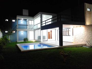 En Venta casa de 2 plantas en Fracc. Altabrisa, 3 rec, alberca