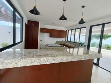 En Venta casa de 2 plantas en Fracc. Altabrisa, 3 rec, alberca