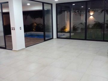 En Venta casa de 2 plantas en Fracc. Altabrisa, 3 rec, alberca