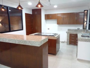 En Venta casa de 2 plantas en Fracc. Altabrisa, 3 rec, alberca
