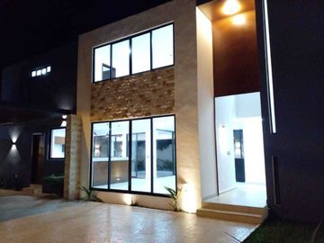 En Venta casa de 2 plantas en Fracc. Altabrisa, 3 rec, alberca