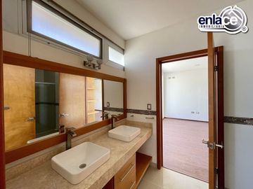 CASA EN VENTA EN LAS PRIVANZAS